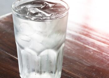 WHY DRINKING COLD WATER DESPITE HOT WEATHER IS DANGEROUS
