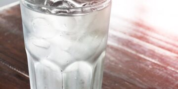 WHY DRINKING COLD WATER DESPITE HOT WEATHER IS DANGEROUS