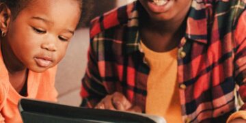 PRIORITISE CHILD’S PRIVACY BEFORE SHARING PICTURES ON SOCIAL MEDIA, PRIVACY EXPERTS ADVICE PARENTS