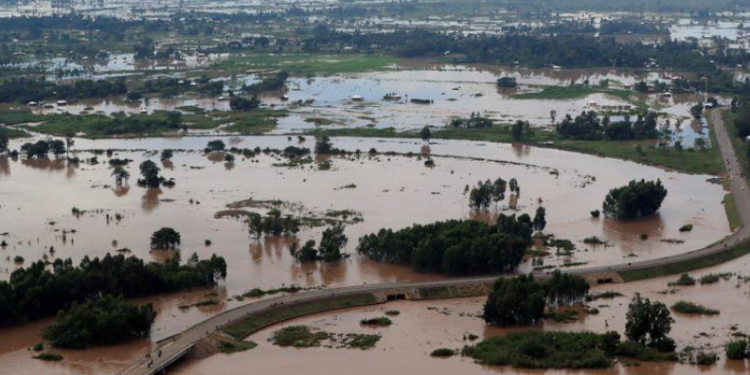 HEAVY RAINS AND FLOODS PARALYZE NAIROBI, DEATH TOLL RISES IN KENYA