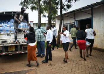 KENYAN GOVERNMENT DISTRIBUTES FOOD AID TO PEOPLE DISPLACED BY FLOODS