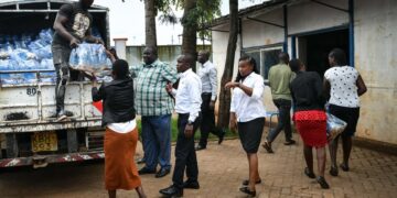 KENYAN GOVERNMENT DISTRIBUTES FOOD AID TO PEOPLE DISPLACED BY FLOODS