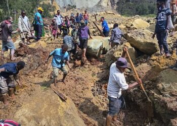 PAPUA NEW GUINEA FEARS SECOND LANDSLIDE AS HOPES FOR SURVIVORS FADE
