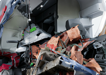 TRAGIC: LUXURIOUS NIGHT BUS FROM LAGOS TO ENUGU CRASHES, KILLS DRIVER, CONDUCTOR AND TWO PASSENGERS