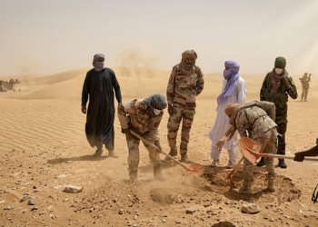 49 DIE OF THIRST IN NIGER DESERT AFTER TRUCK BREAKS DOWN.